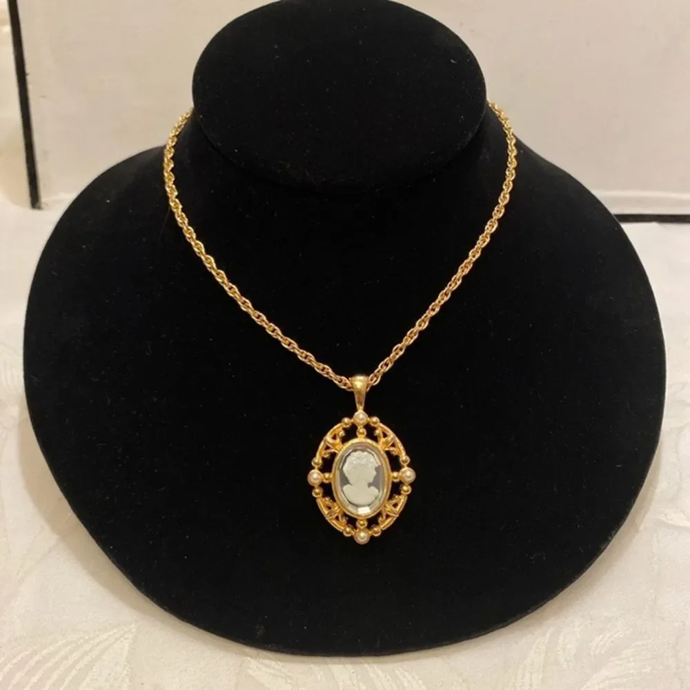 Vintage Gold Chain With Reverse Intaglio Cameo Pendant